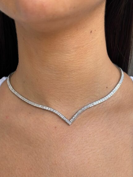 שרשרת טניס קולר כסף 925 בצורת  וי' עם אבני זירקון בחיתוך נסיכה